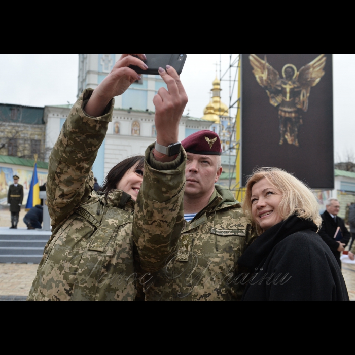 21 листопада 2017 Президент, Верховний Головнокомандувач Збройних Сил України Петро Порошенко підписав  Указ «Про встановлення в Україні Дня Десантно-штурмових військ Збройних Сил України», який відзначатиметься щороку 21 листопада.

Про це Президент повідомив під час урочистої церемонії перейменування Високомобільних десантних військ у Десантно-штурмові війська Збройних Сил України та встановлення Дня Десантно-штурмових військ ЗСУ.

Глава держави зазначив, що сьогодні в Україні також відзначають день Собору Архистратига Михаїла, а цей святий є небесним покровителем українських десантників.
1-й заступник Голови ВР Ірина Геращенко.