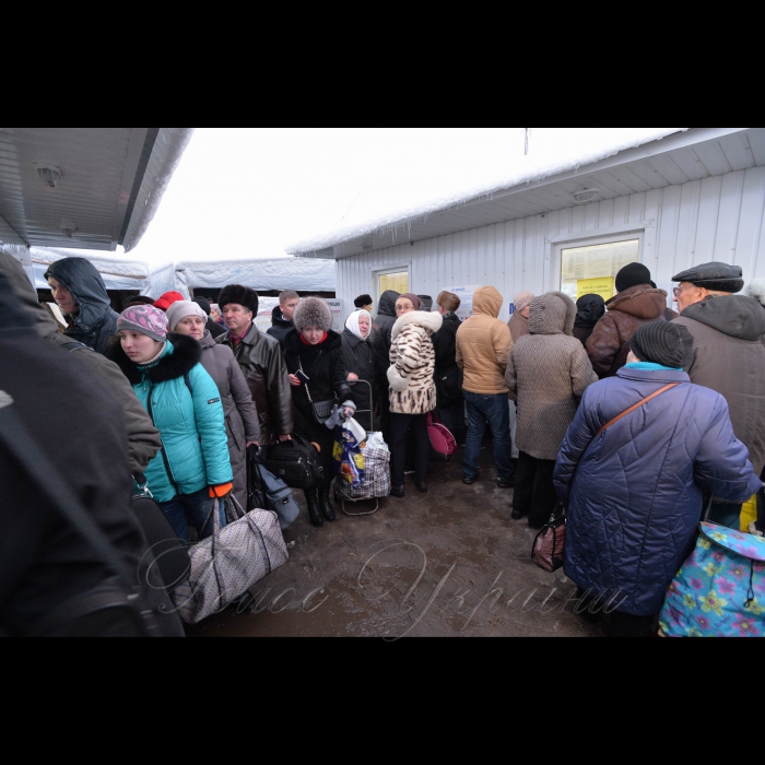 22 листопада 2017 на КПВВ Майорськ – пункту пропуску на умовному кордоні між вільною та окупованою територією України потік людей не зменшується. Можна навіть сказати, що в зв’язку з останніми подіями у Луганську, він збільшився. Володимир із окупованого  Стаханова Луганської області розповідає, що добиратись тяжко. Виїзд із самого Луганська обмежений. Розбірки бойовиків внесли додаткове сум’яття на і так нелегке життя людей під окупацією.
Володимир говорить, що хотів би переїхати на вільну територію, та що ж робити із нажитим майном.