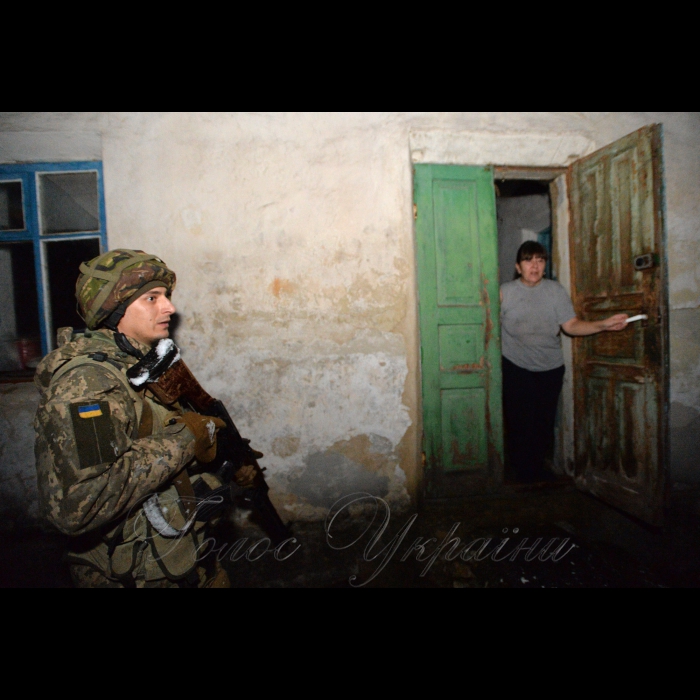 23 листопада 2017 Тихий наступ. Нашому кореспонденту першому з журналістів довелось побувати у звільнених селах на Світлодарській дузі – Травневому та Гладосовому.
Володимир Панкевич «Лев» з «Айдару» та жителька Травневого Наташа.