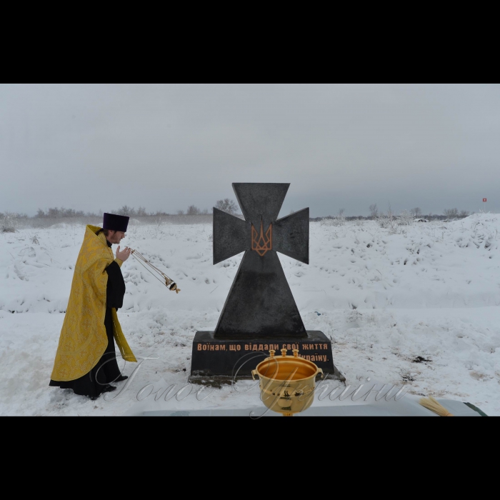 22 листопада 2017 пам’ять живе.
На пункті пропуску Золоте поблизу лінії розмежування відкрито пам’ятник «Воїнам, що віддали свої життя за Україну». Військовик Цивільно-військового співробітництва 10-ї гірсько-штурмової бригади В’ячеслав Скоряк розповів, що це дуже знакова подія. Адже пам’ятний знак у вигляді козацького хреста зробили місцеві активісти. «Ми відчуваємо підтримку місцевих жителів, Україна – єдина», - говорить офіцер.