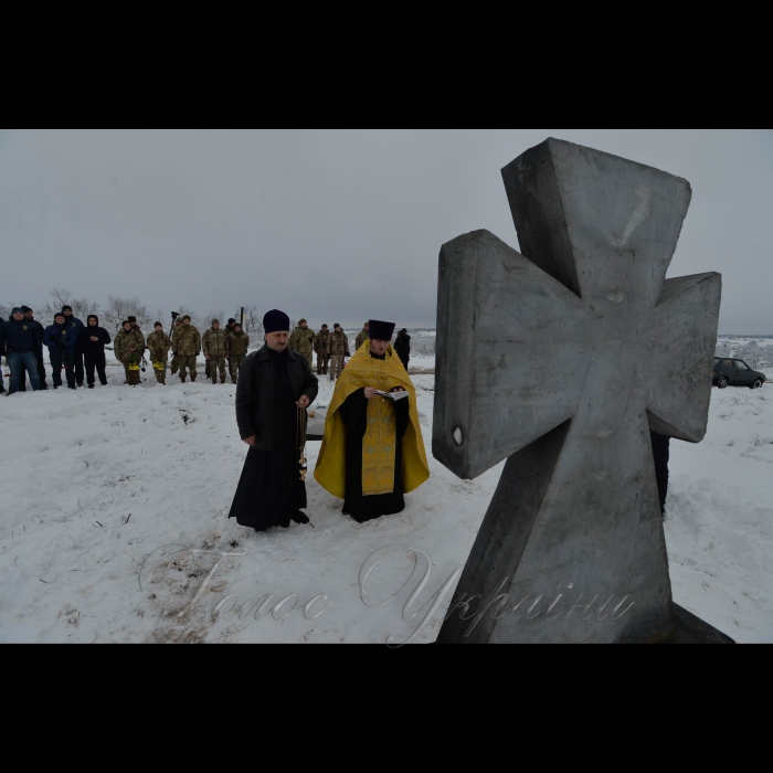 22 листопада 2017 пам’ять живе.
На пункті пропуску Золоте поблизу лінії розмежування відкрито пам’ятник «Воїнам, що віддали свої життя за Україну». Військовик Цивільно-військового співробітництва 10-ї гірсько-штурмової бригади В’ячеслав Скоряк розповів, що це дуже знакова подія. Адже пам’ятний знак у вигляді козацького хреста зробили місцеві активісти. «Ми відчуваємо підтримку місцевих жителів, Україна – єдина», - говорить офіцер.