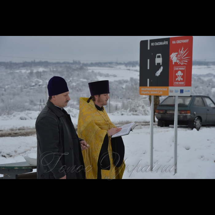 22 листопада 2017 пам’ять живе.
На пункті пропуску Золоте поблизу лінії розмежування відкрито пам’ятник «Воїнам, що віддали свої життя за Україну». Військовик Цивільно-військового співробітництва 10-ї гірсько-штурмової бригади В’ячеслав Скоряк розповів, що це дуже знакова подія. Адже пам’ятний знак у вигляді козацького хреста зробили місцеві активісти. «Ми відчуваємо підтримку місцевих жителів, Україна – єдина», - говорить офіцер.