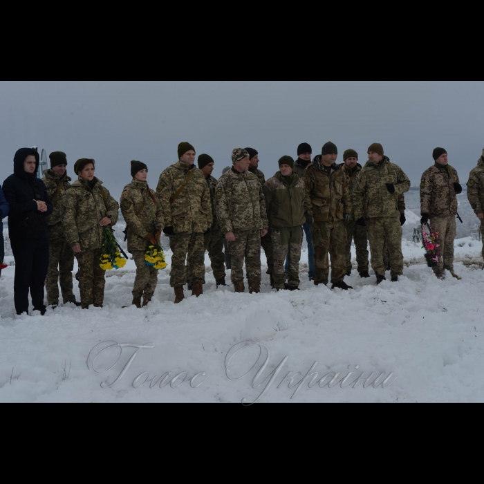 22 листопада 2017 пам’ять живе.
На пункті пропуску Золоте поблизу лінії розмежування відкрито пам’ятник «Воїнам, що віддали свої життя за Україну». Військовик Цивільно-військового співробітництва 10-ї гірсько-штурмової бригади В’ячеслав Скоряк розповів, що це дуже знакова подія. Адже пам’ятний знак у вигляді козацького хреста зробили місцеві активісти. «Ми відчуваємо підтримку місцевих жителів, Україна – єдина», - говорить офіцер.