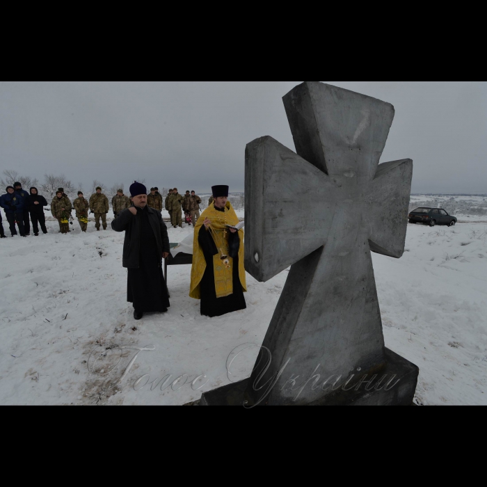 22 листопада 2017 пам’ять живе.
На пункті пропуску Золоте поблизу лінії розмежування відкрито пам’ятник «Воїнам, що віддали свої життя за Україну». Військовик Цивільно-військового співробітництва 10-ї гірсько-штурмової бригади В’ячеслав Скоряк розповів, що це дуже знакова подія. Адже пам’ятний знак у вигляді козацького хреста зробили місцеві активісти. «Ми відчуваємо підтримку місцевих жителів, Україна – єдина», - говорить офіцер.