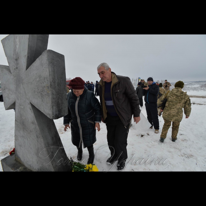 22 листопада 2017 пам’ять живе.
На пункті пропуску Золоте поблизу лінії розмежування відкрито пам’ятник «Воїнам, що віддали свої життя за Україну». Військовик Цивільно-військового співробітництва 10-ї гірсько-штурмової бригади В’ячеслав Скоряк розповів, що це дуже знакова подія. Адже пам’ятний знак у вигляді козацького хреста зробили місцеві активісти. «Ми відчуваємо підтримку місцевих жителів, Україна – єдина», - говорить офіцер.