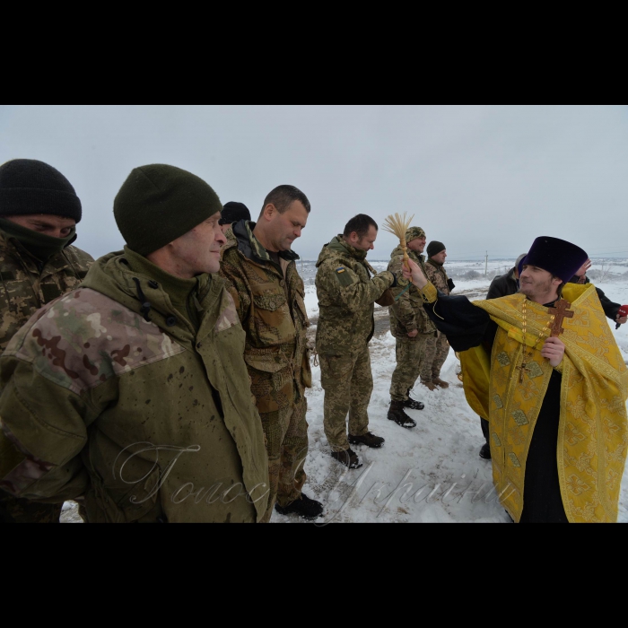 22 листопада 2017 пам’ять живе.
На пункті пропуску Золоте поблизу лінії розмежування відкрито пам’ятник «Воїнам, що віддали свої життя за Україну». Військовик Цивільно-військового співробітництва 10-ї гірсько-штурмової бригади В’ячеслав Скоряк розповів, що це дуже знакова подія. Адже пам’ятний знак у вигляді козацького хреста зробили місцеві активісти. «Ми відчуваємо підтримку місцевих жителів, Україна – єдина», - говорить офіцер.