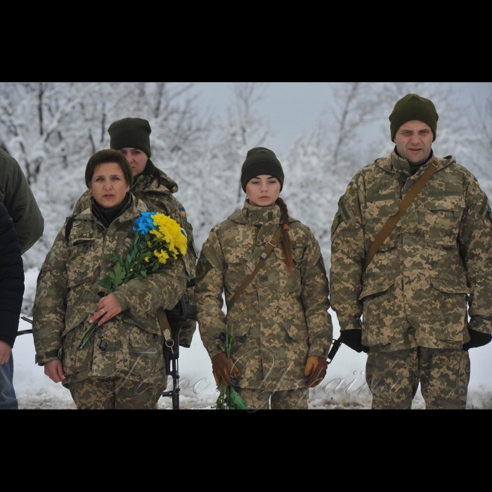 22 листопада 2017 пам’ять живе.
На пункті пропуску Золоте поблизу лінії розмежування відкрито пам’ятник «Воїнам, що віддали свої життя за Україну». Військовик Цивільно-військового співробітництва 10-ї гірсько-штурмової бригади В’ячеслав Скоряк розповів, що це дуже знакова подія. Адже пам’ятний знак у вигляді козацького хреста зробили місцеві активісти. «Ми відчуваємо підтримку місцевих жителів, Україна – єдина», - говорить офіцер.
