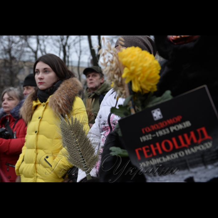 25 листопада 2017 перший заступник Голови Верховної Ради України Ірина Геращенко, Прем'єр-міністр України Володимир Гройсман, президент України Петро Порошенко з композиціями з колосків і калини взяли участь у заходах з нагоди Дня пам'яті жертв Голодомору біля Національного меморіалу жертв Голодомору.