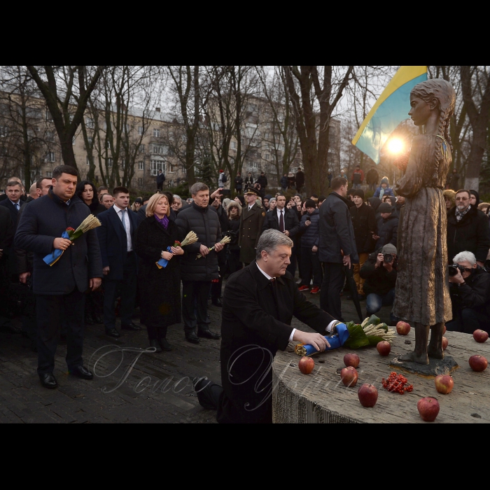25 листопада 2017 перший заступник Голови Верховної Ради України Ірина Геращенко, Прем'єр-міністр України Володимир Гройсман, президент України Петро Порошенко з композиціями з колосків і калини взяли участь у заходах з нагоди Дня пам'яті жертв Голодомору біля Національного меморіалу жертв Голодомору.