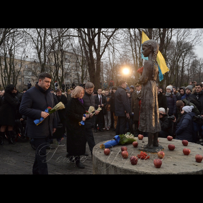 25 листопада 2017 перший заступник Голови Верховної Ради України Ірина Геращенко, Прем'єр-міністр України Володимир Гройсман, президент України Петро Порошенко з композиціями з колосків і калини взяли участь у заходах з нагоди Дня пам'яті жертв Голодомору біля Національного меморіалу жертв Голодомору.