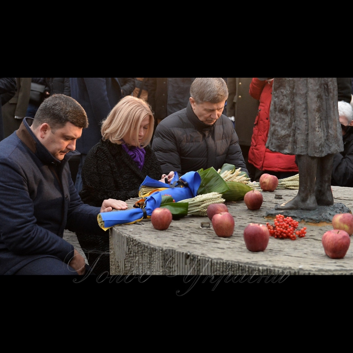 25 листопада 2017 перший заступник Голови Верховної Ради України Ірина Геращенко, Прем'єр-міністр України Володимир Гройсман, президент України Петро Порошенко з композиціями з колосків і калини взяли участь у заходах з нагоди Дня пам'яті жертв Голодомору біля Національного меморіалу жертв Голодомору.