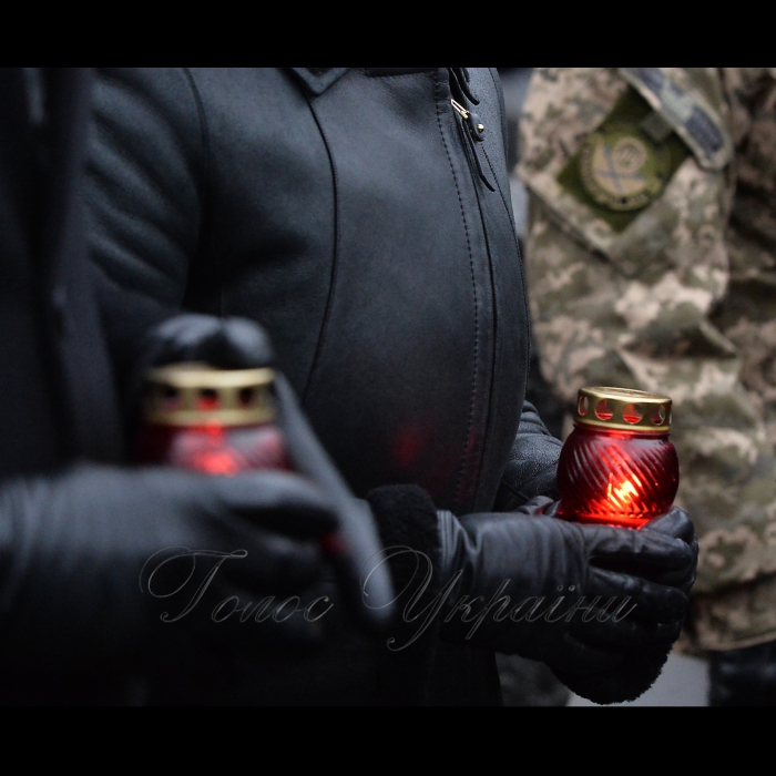 25 листопада 2017 перший заступник Голови Верховної Ради України Ірина Геращенко, Прем'єр-міністр України Володимир Гройсман, президент України Петро Порошенко з композиціями з колосків і калини взяли участь у заходах з нагоди Дня пам'яті жертв Голодомору біля Національного меморіалу жертв Голодомору.