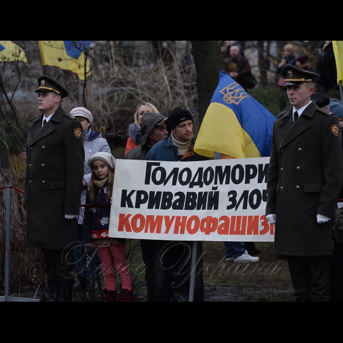 25 листопада 2017 перший заступник Голови Верховної Ради України Ірина Геращенко, Прем'єр-міністр України Володимир Гройсман, президент України Петро Порошенко з композиціями з колосків і калини взяли участь у заходах з нагоди Дня пам'яті жертв Голодомору біля Національного меморіалу жертв Голодомору.