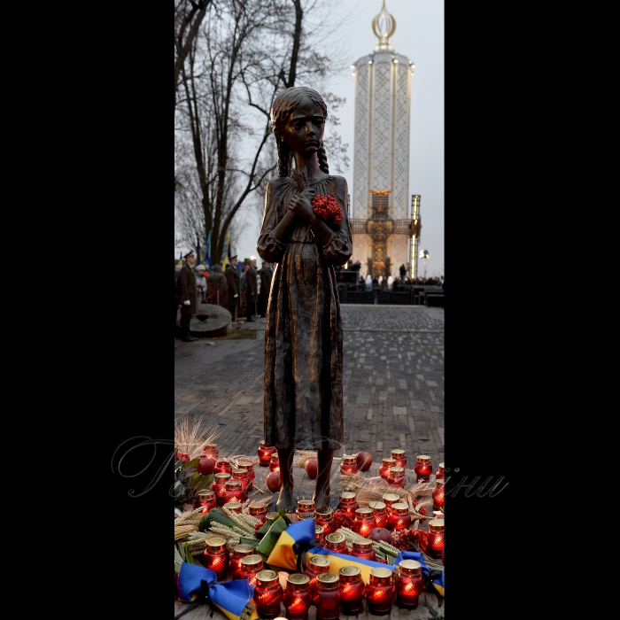 25 листопада 2017 перший заступник Голови Верховної Ради України Ірина Геращенко, Прем'єр-міністр України Володимир Гройсман, президент України Петро Порошенко з композиціями з колосків і калини взяли участь у заходах з нагоди Дня пам'яті жертв Голодомору біля Національного меморіалу жертв Голодомору.