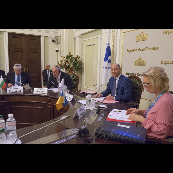 28 листопада 2017 Голова Верховної Ради України Андрій Парубій взяв участь у засіданні Бюро Асамблеї ПАЧЕС.
Петар Кинєв - голова болгарської делегації в ПАЧЕС, Асаф Гаджиєв генеральний Секретар ПАЧЕС, Голова Верховної Ради України Андрій Парубій, Людмила Денісова голова української делегації в ПАЧЕС.