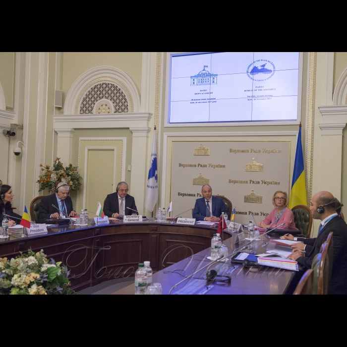 28 листопада 2017 Голова Верховної Ради України Андрій Парубій взяв участь у засіданні Бюро Асамблеї ПАЧЕС.
Петар Кинєв - голова болгарської делегації в ПАЧЕС, Асаф Гаджиєв генеральний Секретар ПАЧЕС, Голова Верховної Ради України Андрій Парубій, Людмила Денісова голова української делегації в ПАЧЕС.
