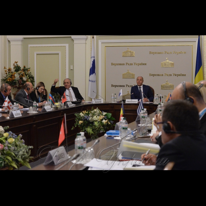 28 листопада 2017 Голова Верховної Ради України Андрій Парубій взяв участь у засіданні Постійного комітету ПАЧЕС (вул. Грушевського, 5, конференц-зал).