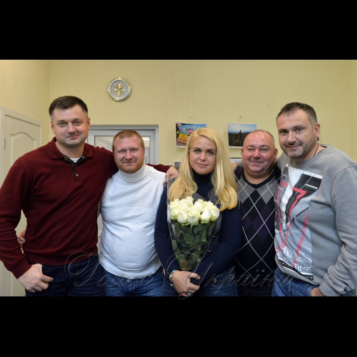 30 листопада 2017 відкриття фотовиставки Аліни Комарової у НСЖУ. Олександр Моторний - тележурналіст 1+1, Михайло Путята - телеоператор 1+1, Аліна Комарова, Юрій Клименко - водій 1+1, Руслан Ярмолюк - тележурналіст 1+1.