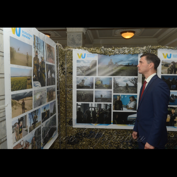 5 грудня 2017 відкриття фотоекспозиції у Верховній Раді України про діяльність громадської організації «Волонтери України» до Міжнародного дня волонтера та Збройних Сил України. Перший заступник керівника Апарату ВР - керуючий справами Боднар Петро.