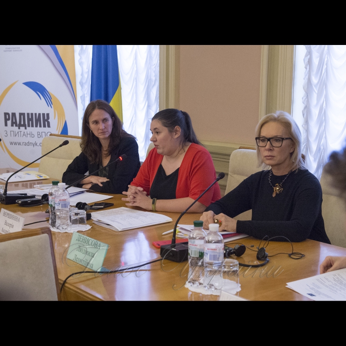 5 грудня 2017 круглий стіл у ВР з проблемних аспектів забезпечення виконання Україною норм міжнародного гуманітарного права.
До участі у круглому столі запрошені: Посол Великобританії Дж. Гоф, Глава Моніторингової місії Управління Верховного Комісара ООН з прав людини в Україні Ф. Фрейзер, Заступник представника Управління Верховного Комісара ООН у справах біженців в Україні Н. Калхун, інші високопоставлені іноземні гості.
Ноель Калхун - заступник представника управління Верховного Комісара ООН у справах біженців в Україні, Валерія Вершиніна – старшій менеджер програми « Радник» з питань внутрішньо переміщених осіб, Людмила Денісова - Голова комітету ВР України з питань соціальної політики, зайнятості та пенсійного забезпечення.