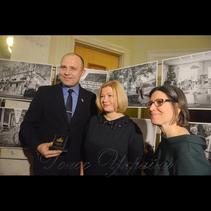 7 грудня 2017 у Верховній Раді України відбулася презентація фотовиставки «Обличчя нових громад». Захід, присвячений Дню місцевого самоврядування, проводить Український кризовий медіа-центр у рамках програми Агентства США з міжнародного розвитку (USAID) «Децентралізація приносить кращі результати та ефективність» (DOBRE).
Олександр Корінний голова об’єднаної територіальної громади міста Новоукраїнка Кіровоградської обл., Ірина Геращенко, Сюзан Фріц директорка регіонального агентства США (USAID).