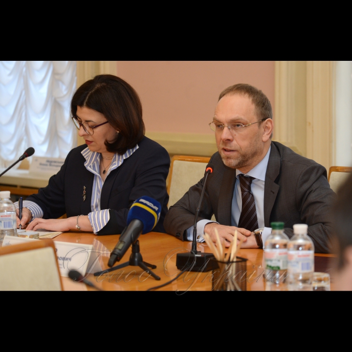 4 грудня 2017 засідання Комітету з питань державного будівництва, регіональної політики та місцевого самоврядування. Голова комітету Сергій Власенко та заступник голови ВР України Оксана Сироїд.