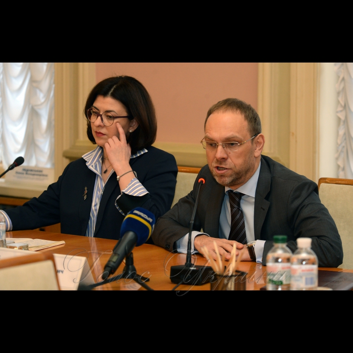 4 грудня 2017 засідання Комітету з питань державного будівництва, регіональної політики та місцевого самоврядування. Голова комітету Сергій Власенко та заступник голови ВР України Оксана Сироїд.