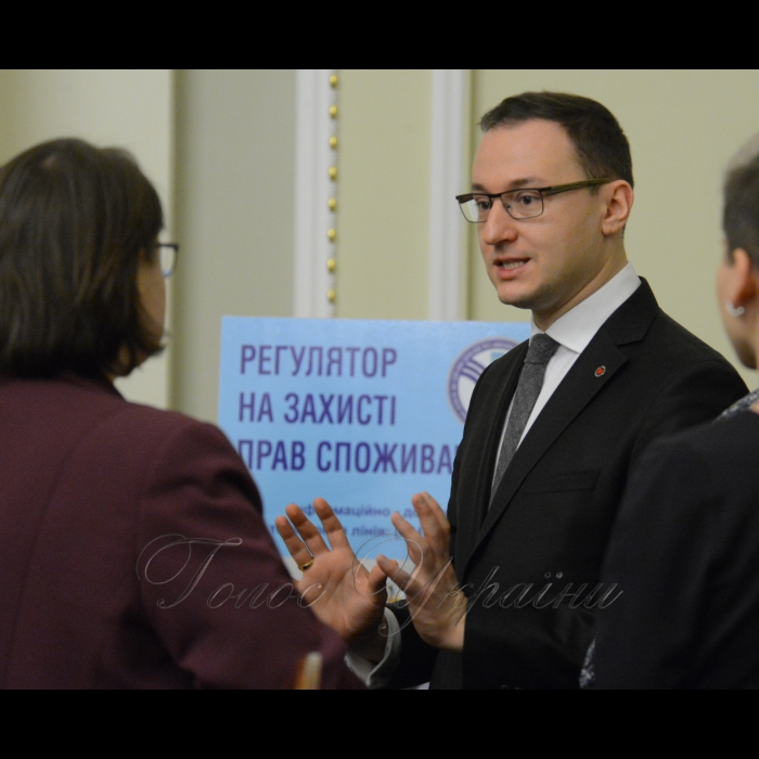 8 грудня 2017 «Круглий стіл» у ВР на тему: «Як захистити споживача в період складних реформ енергоринків».
Захід проходить за підтримки Комітету Верховної Ради України з питань паливно-енергетичного комплексу, ядерної політики та ядерної безпеки та за сприяння Уряду Великобританії.
Завдання «круглого столу» – обговорити можливості та виклики щодо захисту вітчизняних споживачів в умовах реформування енергетичних ринків. Олексій Рябчин н.д.