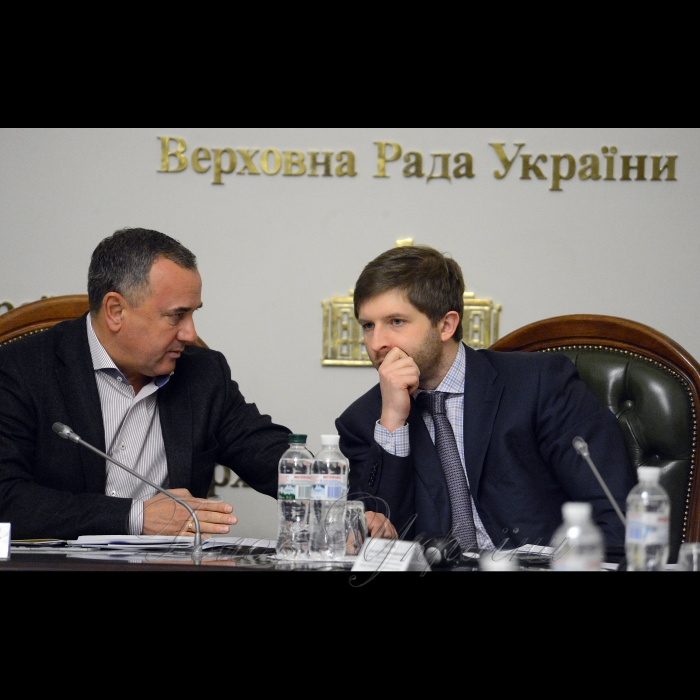 8 грудня 2017 «Круглий стіл» у ВР на тему: «Як захистити споживача в період складних реформ енергоринків».
Захід проходить за підтримки Комітету Верховної Ради України з питань паливно-енергетичного комплексу, ядерної політики та ядерної безпеки та за сприяння Уряду Великобританії.
Завдання «круглого столу» – обговорити можливості та виклики щодо захисту вітчизняних споживачів в умовах реформування енергетичних ринків.
Олександр Домбровський в.о. Голови Комітету Верховної Ради України з питань паливно-енергетичного комплексу, ядерної політики та ядерної безпеки Дмитро Вовк голова НКРЕКП.