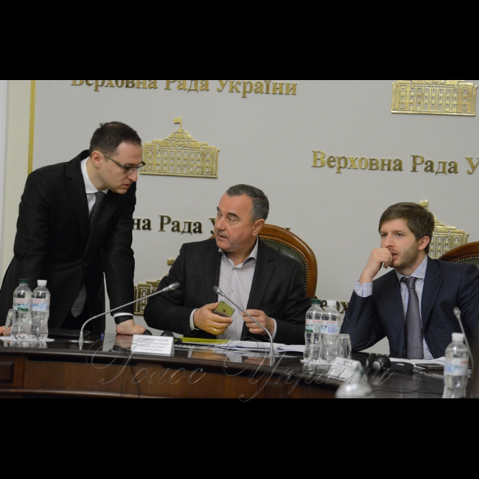 8 грудня 2017 «Круглий стіл» у ВР на тему: «Як захистити споживача в період складних реформ енергоринків».
Захід проходить за підтримки Комітету Верховної Ради України з питань паливно-енергетичного комплексу, ядерної політики та ядерної безпеки та за сприяння Уряду Великобританії.
Завдання «круглого столу» – обговорити можливості та виклики щодо захисту вітчизняних споживачів в умовах реформування енергетичних ринків.
Олексій Рябчин н.д., Олександр Домбровський в.о. Голови Комітету Верховної Ради України з питань паливно-енергетичного комплексу, ядерної політики та ядерної безпеки Дмитро Вовк голова НКРЕКП.