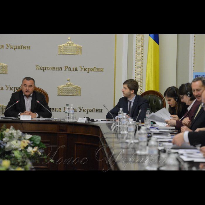 8 грудня 2017 «Круглий стіл» у ВР на тему: «Як захистити споживача в період складних реформ енергоринків».
Захід проходить за підтримки Комітету Верховної Ради України з питань паливно-енергетичного комплексу, ядерної політики та ядерної безпеки та за сприяння Уряду Великобританії.
Завдання «круглого столу» – обговорити можливості та виклики щодо захисту вітчизняних споживачів в умовах реформування енергетичних ринків.
Олександр Домбровський в.о. Голови Комітету Верховної Ради України з питань паливно-енергетичного комплексу, ядерної політики та ядерної безпеки Дмитро Вовк голова НКРЕКП.