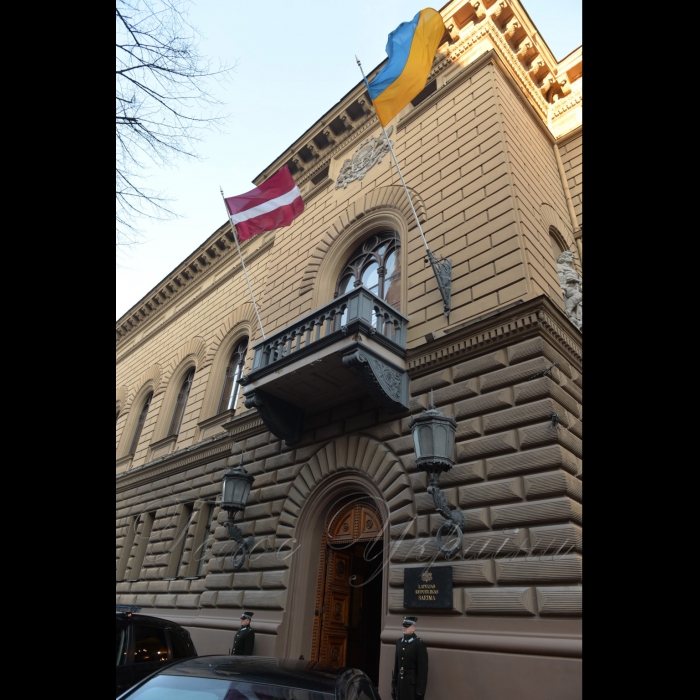 13 грудня 2017 офіційний візит Голови Верховної Ради України Андрія Парубія до Латвійської Республіки.
Зустріч Голови Верховної Ради України Андрія Парубія зі Спікером Саейму Латвійської Республики Інарою Мурнієце
З української сторони беруть участь:
М. Бурбак, А. Герасимов, О. Кодола, С. Євтушок, І. Фріз, А. Подоляк, П. Боднар, Т. Подольська, А. Ковальов 
Переклад забезпечує О. Фурман.