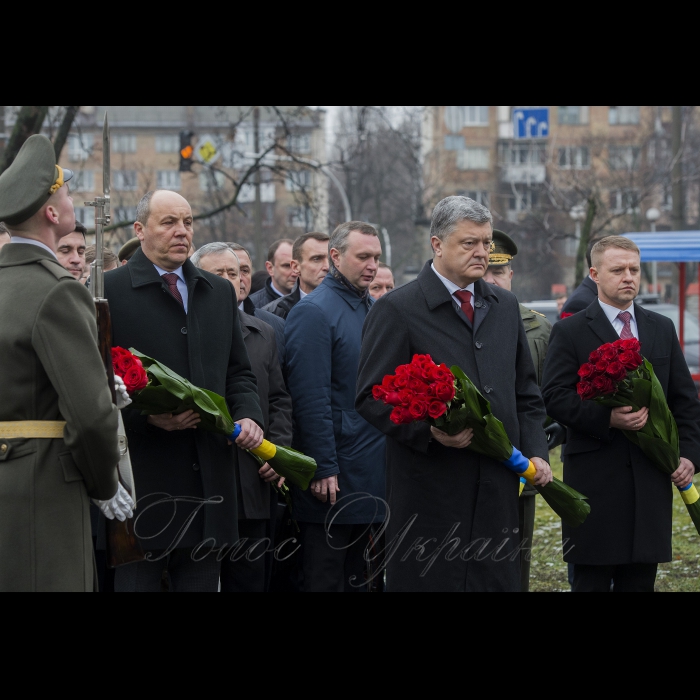 14 грудня 2017 Голова Верховної Ради України Андрій Парубій, Президент України Петро Порошенко, представники Кабінету міністрів, Адміністрації Президента, представники духовенства та громадськості вшанували пам'ять учасників ліквідації аварії на Чорнобильській атомній електростанції.
Було встановлено квіткову композицію у національних кольорах до пам'ятного знака «Воїнам Чорнобиля» та покладено квіти до Меморіального кургана «Героям Чорнобиля» у Києві.