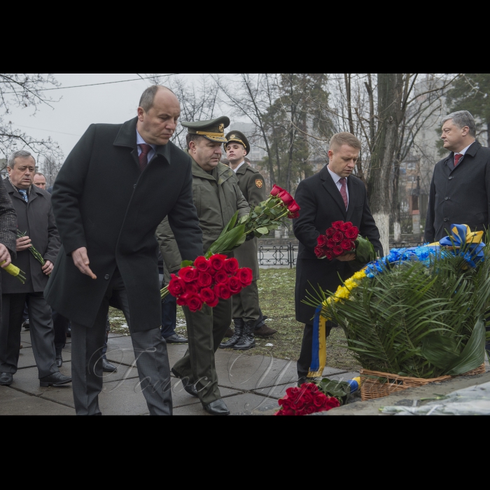 14 грудня 2017 Голова Верховної Ради України Андрій Парубій, Президент України Петро Порошенко, представники Кабінету міністрів, Адміністрації Президента, представники духовенства та громадськості вшанували пам'ять учасників ліквідації аварії на Чорнобильській атомній електростанції.
Було встановлено квіткову композицію у національних кольорах до пам'ятного знака «Воїнам Чорнобиля» та покладено квіти до Меморіального кургана «Героям Чорнобиля» у Києві.