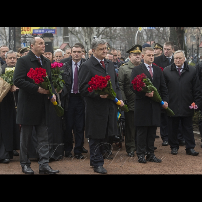 14 грудня 2017 Голова Верховної Ради України Андрій Парубій, Президент України Петро Порошенко, представники Кабінету міністрів, Адміністрації Президента, представники духовенства та громадськості вшанували пам'ять учасників ліквідації аварії на Чорнобильській атомній електростанції.
Було встановлено квіткову композицію у національних кольорах до пам'ятного знака «Воїнам Чорнобиля» та покладено квіти до Меморіального кургана «Героям Чорнобиля» у Києві.