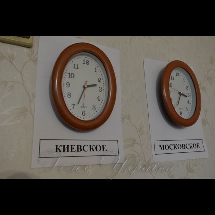 18 грудня 2017 зона АТО. Спільний центр з контролю та координації питань припинення вогню та стабілізації лінії розмежування сторін.
Спільне робоче місце укр. і рос. офіцерів СЦКК.