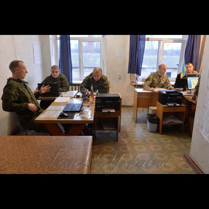 18 грудня 2017 зона АТО. Спільний центр з контролю та координації питань припинення вогню та стабілізації лінії розмежування сторін.
Спільне робоче місце укр. і рос. офіцерів СЦКК.