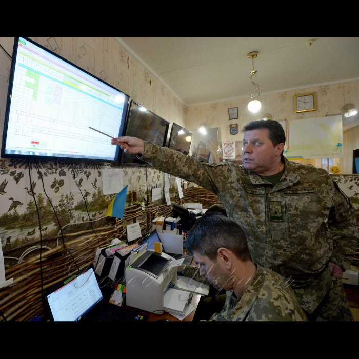 18 грудня 2017 зона АТО. Спільний центр з контролю та координації питань припинення вогню та стабілізації лінії розмежування сторін.
Керівник української сторони СЦКК (Спільний центр з контролю та координації питань припинення вогню та стабілізації лінії розмежування сторін) генерал Юрій Остах.