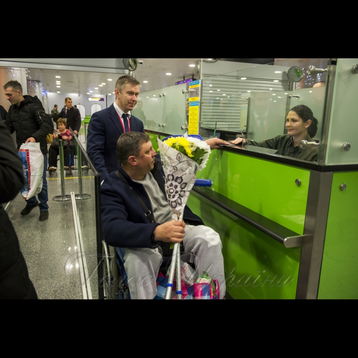 18 грудня 2017 в аеропорту Бориспіль зустрічали Дмитра Котова - пораненого бійця батальйону «Київська Русь», який після ампутації обох ніг пройшов протезування в США. Реабілітація тривала понад два місяці. Всі витрати взяв на себе благодійний фонд Revived Soldiers Ukraine.