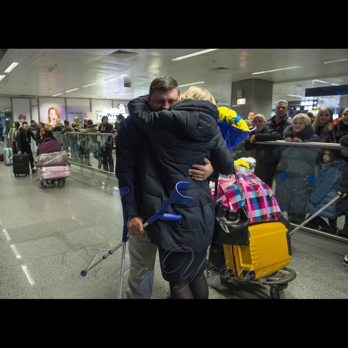 18 грудня 2017 в аеропорту Бориспіль зустрічали Дмитра Котова - пораненого бійця батальйону «Київська Русь», який після ампутації обох ніг пройшов протезування в США. Реабілітація тривала понад два місяці. Всі витрати взяв на себе благодійний фонд Revived Soldiers Ukraine.