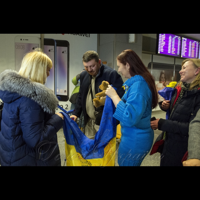 18 грудня 2017 в аеропорту Бориспіль зустрічали Дмитра Котова - пораненого бійця батальйону «Київська Русь», який після ампутації обох ніг пройшов протезування в США. Реабілітація тривала понад два місяці. Всі витрати взяв на себе благодійний фонд Revived Soldiers Ukraine.