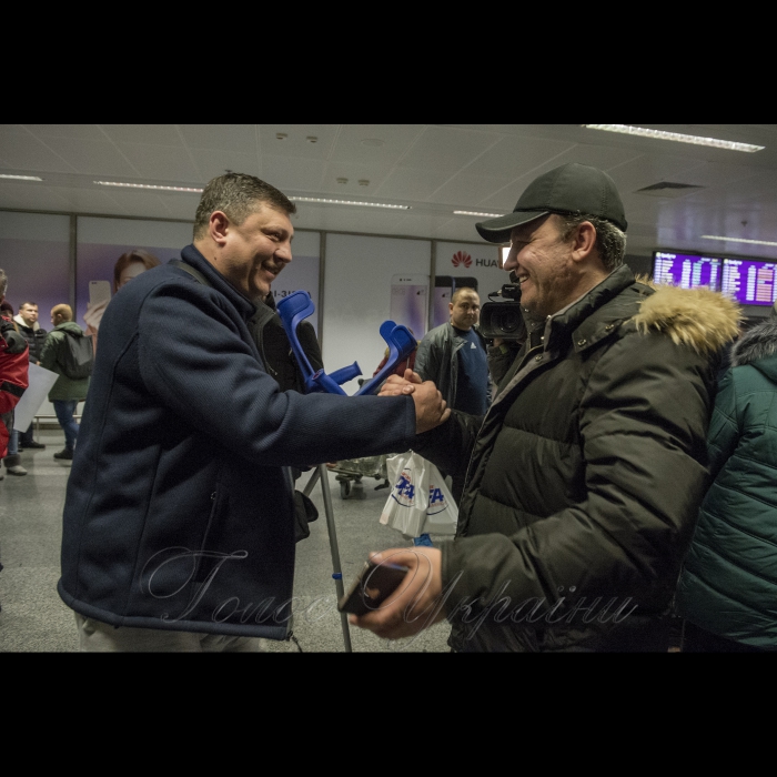 18 грудня 2017 в аеропорту Бориспіль зустрічали Дмитра Котова - пораненого бійця батальйону «Київська Русь», який після ампутації обох ніг пройшов протезування в США. Реабілітація тривала понад два місяці. Всі витрати взяв на себе благодійний фонд Revived Soldiers Ukraine.
