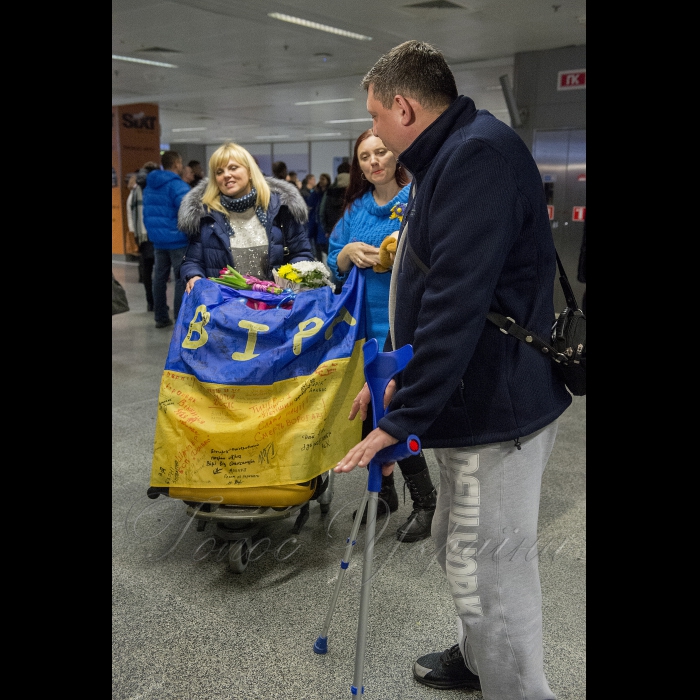 18 грудня 2017 в аеропорту Бориспіль зустрічали Дмитра Котова - пораненого бійця батальйону «Київська Русь», який після ампутації обох ніг пройшов протезування в США. Реабілітація тривала понад два місяці. Всі витрати взяв на себе благодійний фонд Revived Soldiers Ukraine.