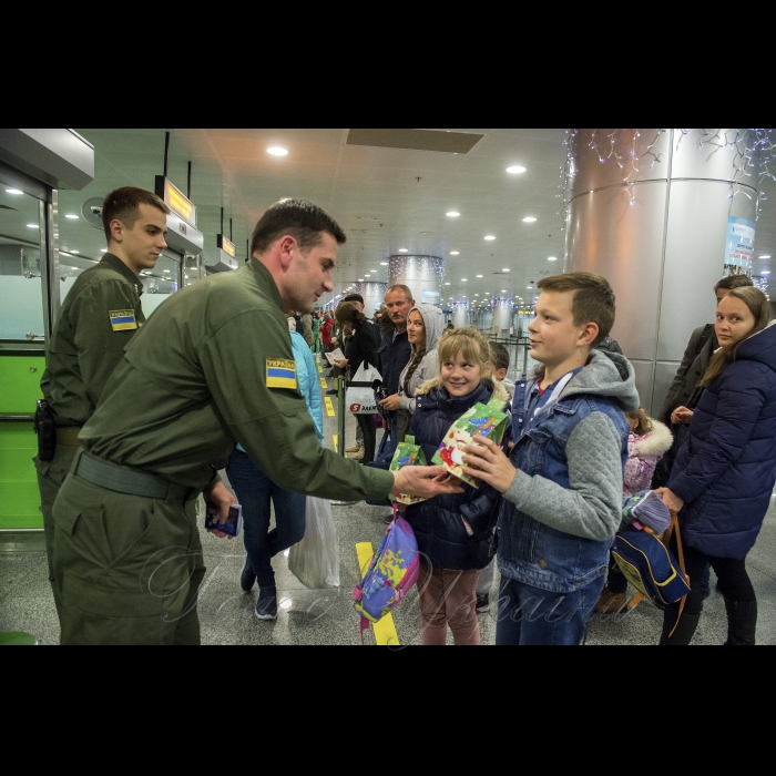 18 грудня 2017 напередодні свята св. Миколая співробітники Державної прикордонної служби України в аеропорту Бориспіль зустрічали маленьких мандрівників солодкими подарунками.