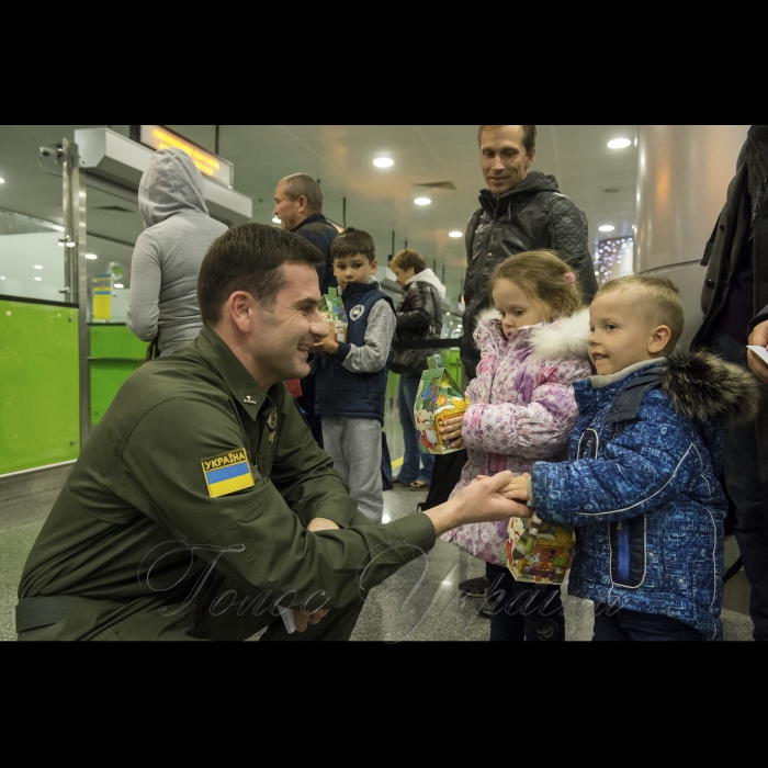 18 грудня 2017 напередодні свята св. Миколая співробітники Державної прикордонної служби України в аеропорту Бориспіль зустрічали маленьких мандрівників солодкими подарунками.
Майор державної прикордонної служби України Микола Паук.