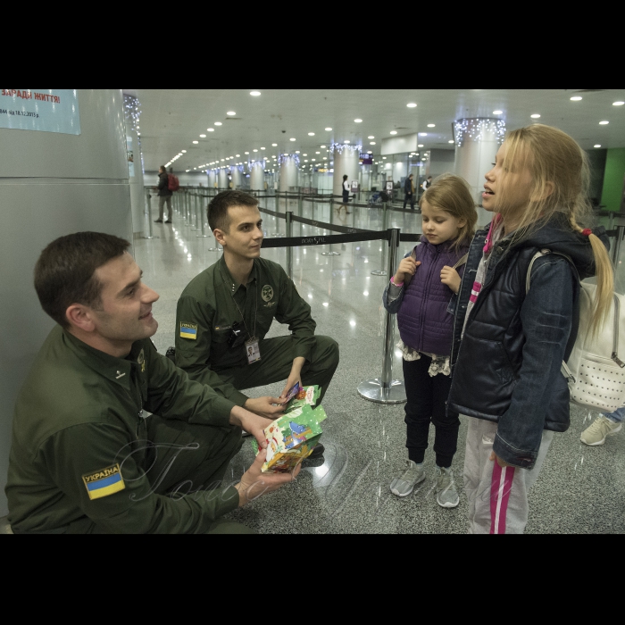 18 грудня 2017 напередодні свята св. Миколая співробітники Державної прикордонної служби України в аеропорту Бориспіль зустрічали маленьких мандрівників солодкими подарунками.
Майор державної прикордонної служби України Микола Паук, ст. лейтенант державної прикордонної службі України Костянтин Каледин.