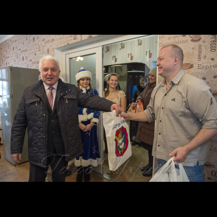 19 грудня 2017 місто Бориспіль (Київська обл.).
Голова міста Бориспіль Анатолій Федорчук у день св. Миколая завітав до багатодітної родини Стовцевих вимушених переселенців з міста Донецьк.