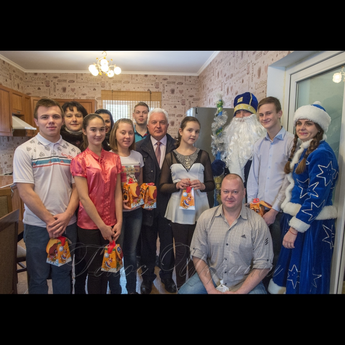 19 грудня 2017 місто Бориспіль (Київська обл.).
Голова міста Бориспіль Анатолій Федорчук у день св. Миколая завітав до багатодітної родини Стовцевих вимушених переселенців з міста Донецьк.