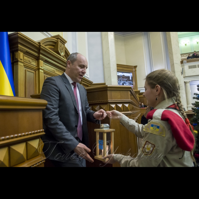 21 грудня 2017 Голові Верховної Ради України Андрій Парубій оголосив, що вихованці Пласту - Національної скаутської організації України принесли до Парламенту Вифлиємський вогонь миру. 
У сесійні залі відбулася традиційна передріздвяна церемонія передачі Вогню з місця народження Ісуса Христа.