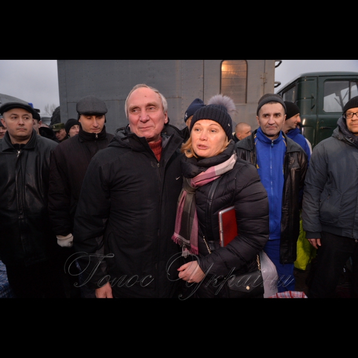 Донецька область. Звільнення 73 українських полонених на окупованій території в Горлівці. Звільнений  історик Ігор Козловський та Ірина Геращенко.